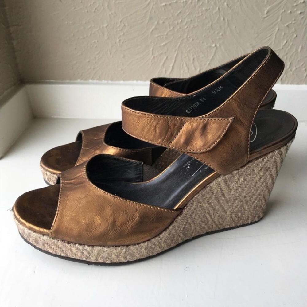 Donald J Pliner gunda bronze gold wedge sz 9.5
